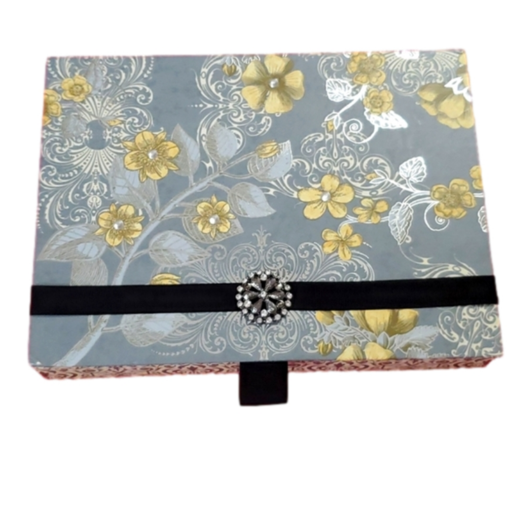 🍒 GENTLY LOVED JEWELRY BOX